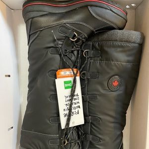 New in box Cougar winter boots